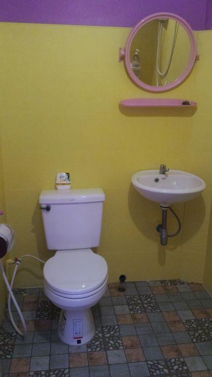 Baan Benjathip Hostel อัมพวา ภายนอก รูปภาพ