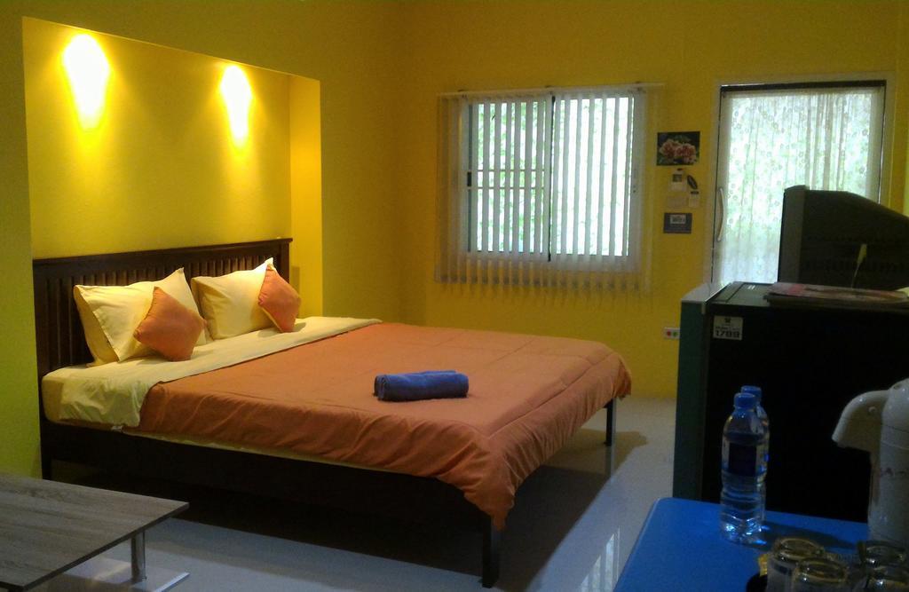 Baan Benjathip Hostel อัมพวา ภายนอก รูปภาพ